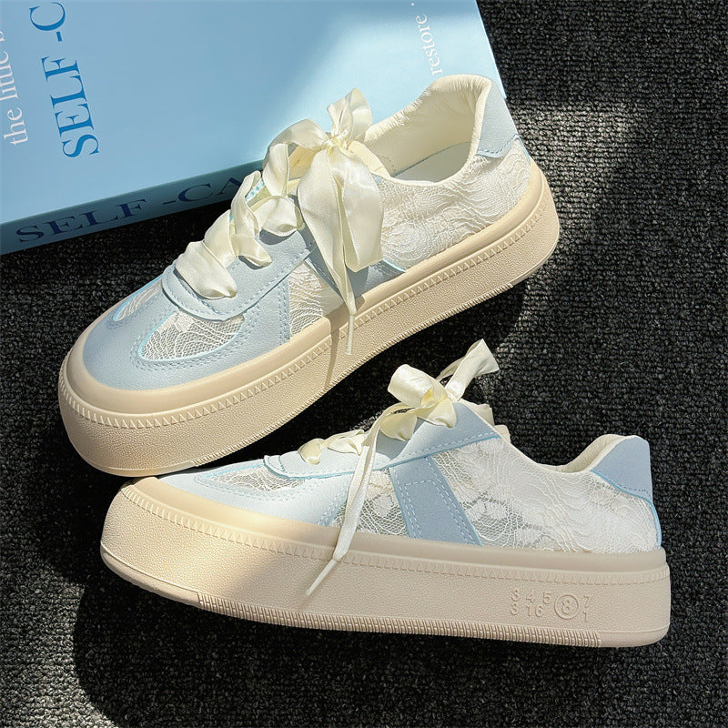 Dame elegante sneakers med skinnende overflade og trendy snøresystem Stilla