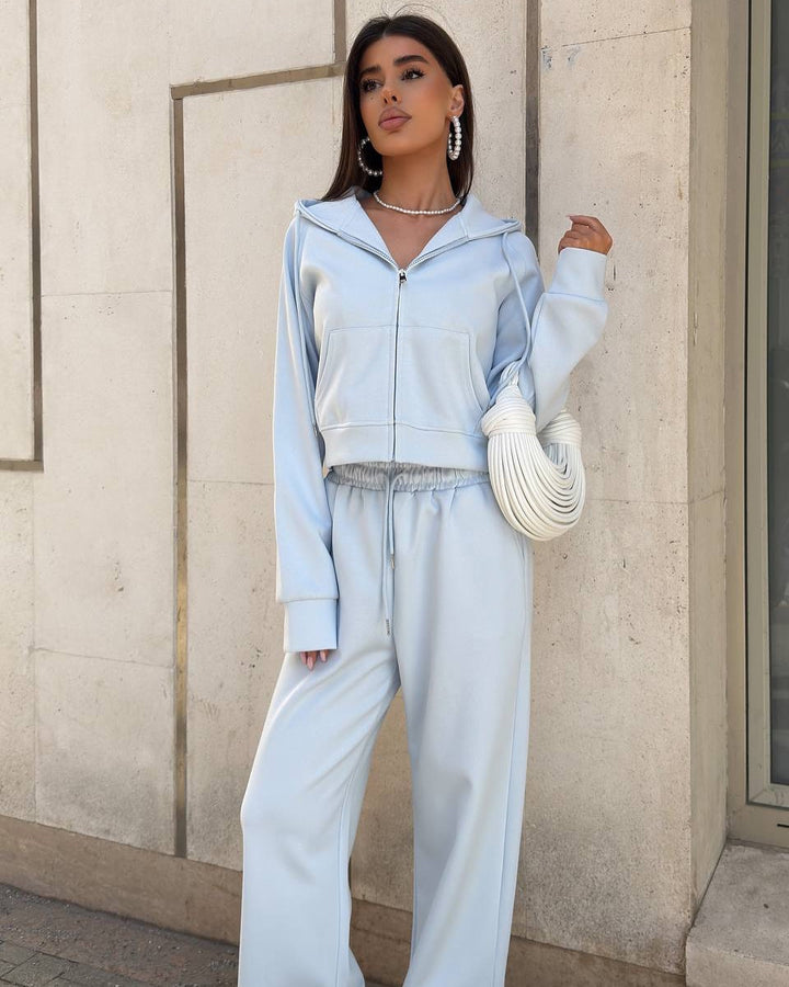 Kvinders sporty loungedragt med cropped jakke og bred buksedesign Skovae