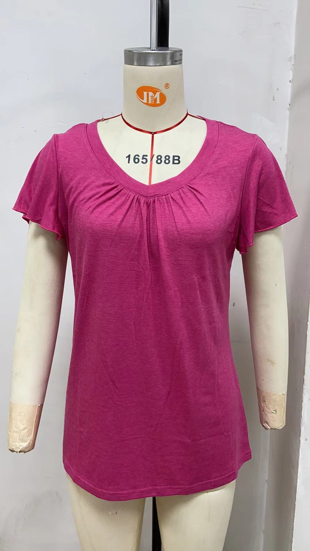 Dame afslappet V-hals T-shirt med flydende stof og flæse detaljer Stilla