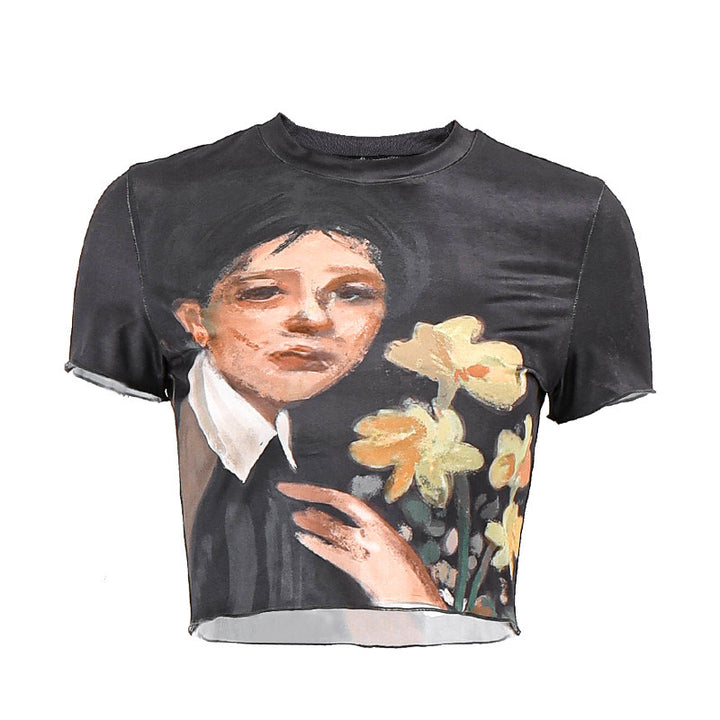 Dame cropped T-shirt med kunstnerisk tryk og tætsiddende pasform Skovae