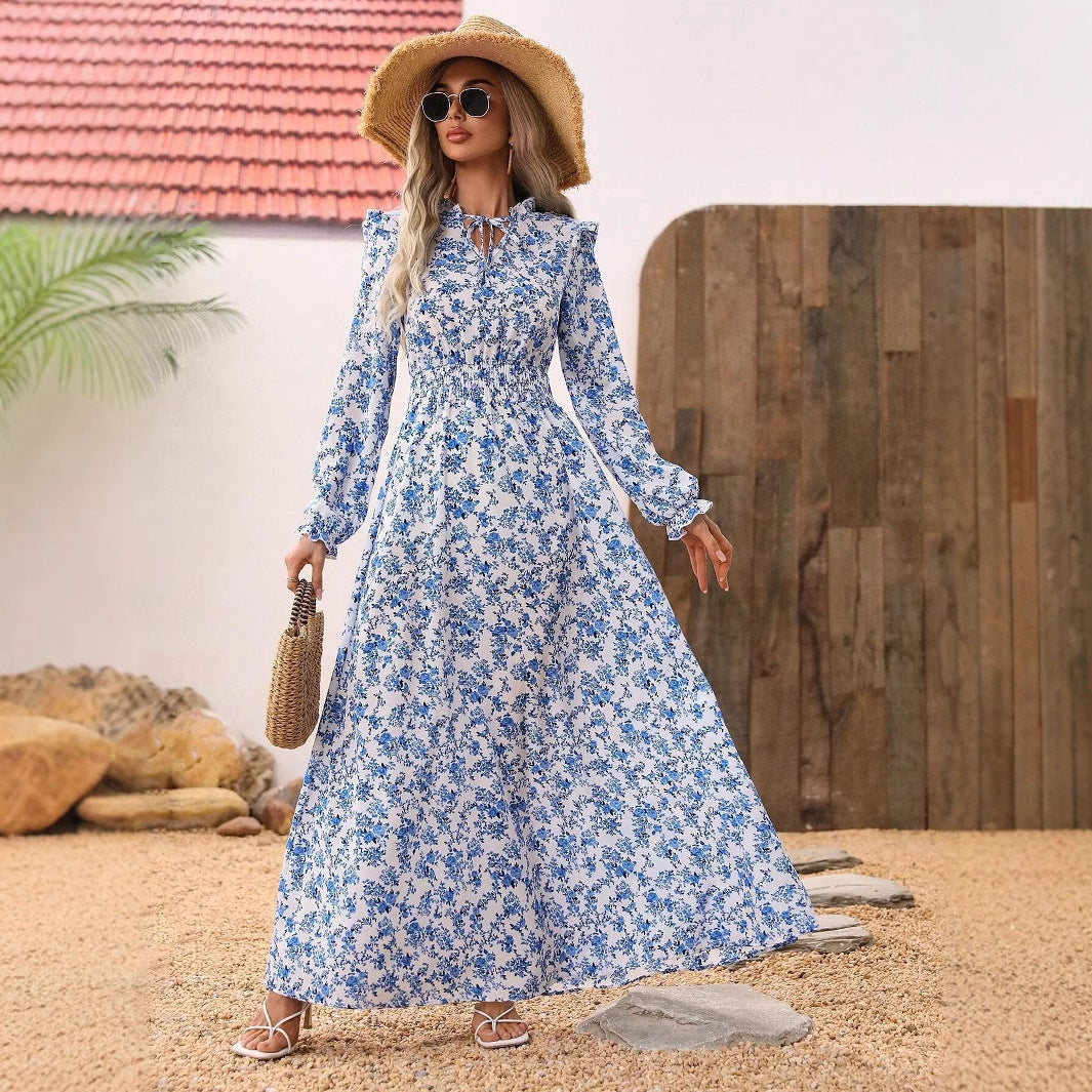 Dame maxikjole med elegant rynket krave og blomsteraccent Stilla