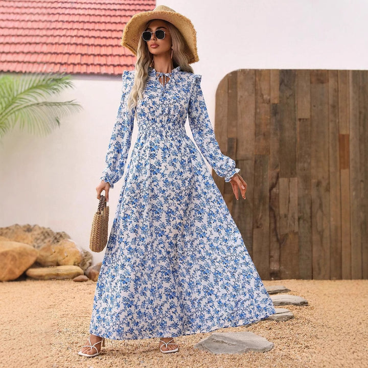 Dame maxikjole med elegant rynket krave og blomsteraccent Stilla