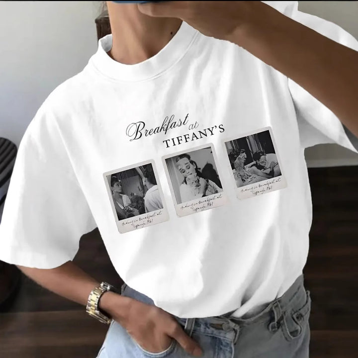 Dame T-shirt med nostalgiske filmfotos og elegant skrifttype Stilla