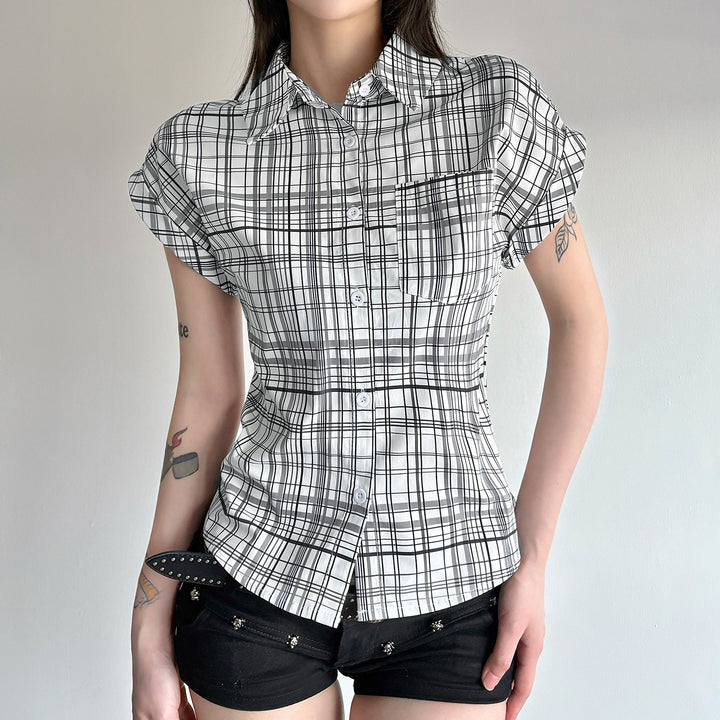 Dame Kortærmet Ternet Bluse med figursyet snit og knapdetaljer Skovae