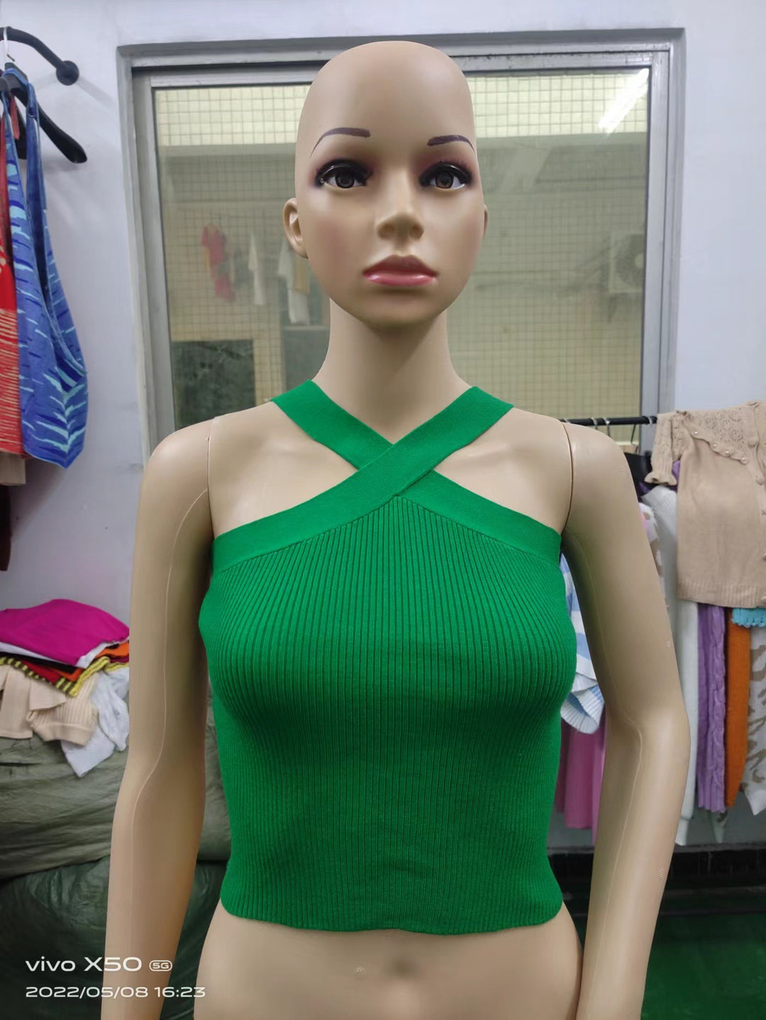 Dame Crop-Top med stilfuldt krydsbånddesign Skovae