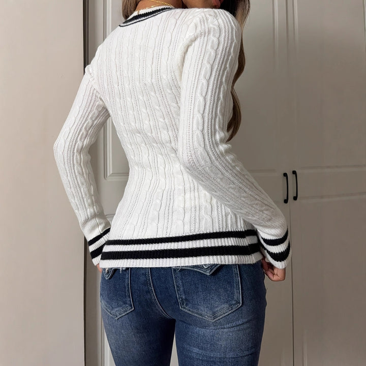 Kvinders stilfulde sweater med V-hals og flette mønster Stilla