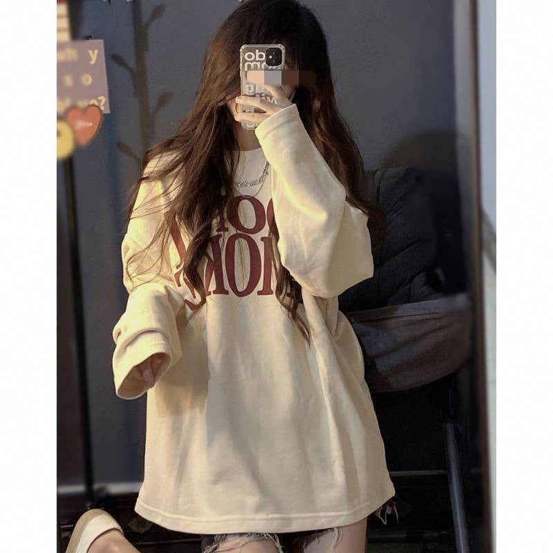 Kvindernes afslappede oversized skjorte med kreativ tekst Stilla