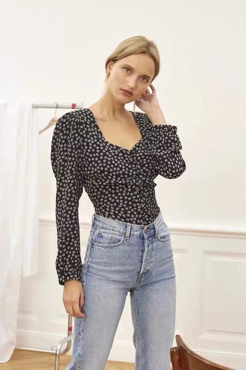 Damebluse med elegante puffærmer og blomsterdesign Stilla