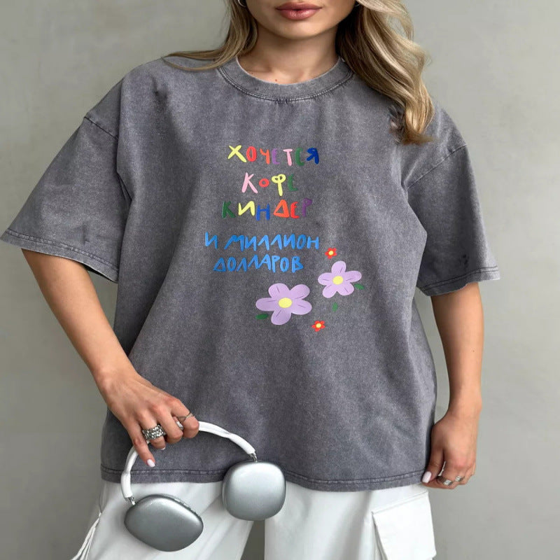 Damer Oversized T-shirt med farverig skrift og florale accenter Stilla