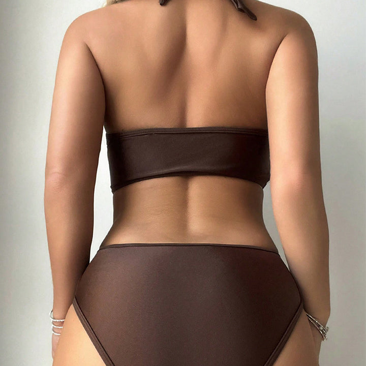 Damer ét-styk badeanstalt med asymmetrisk design og raffinerede cut-outs Skovae