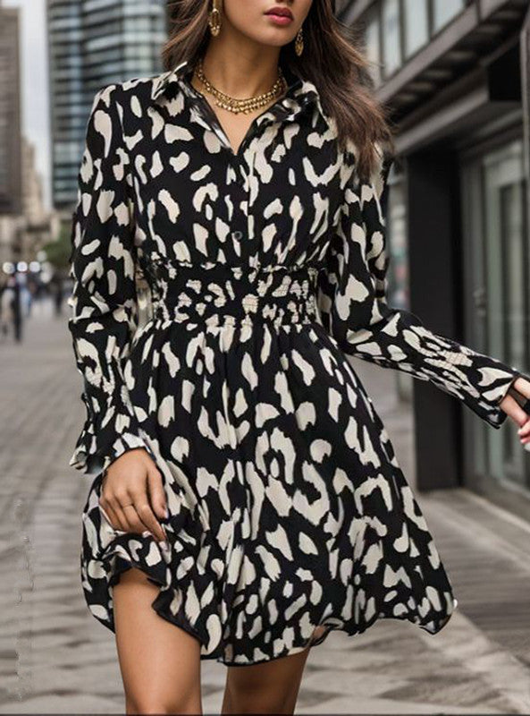 Dames skjortekjole med raffineret omslagdesign og elegant leopardprint Stilla