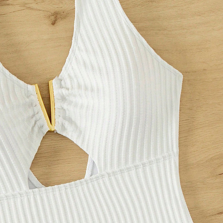Dame én-delt badedragt med moderne cut-out-design og struktureret stof Skovae