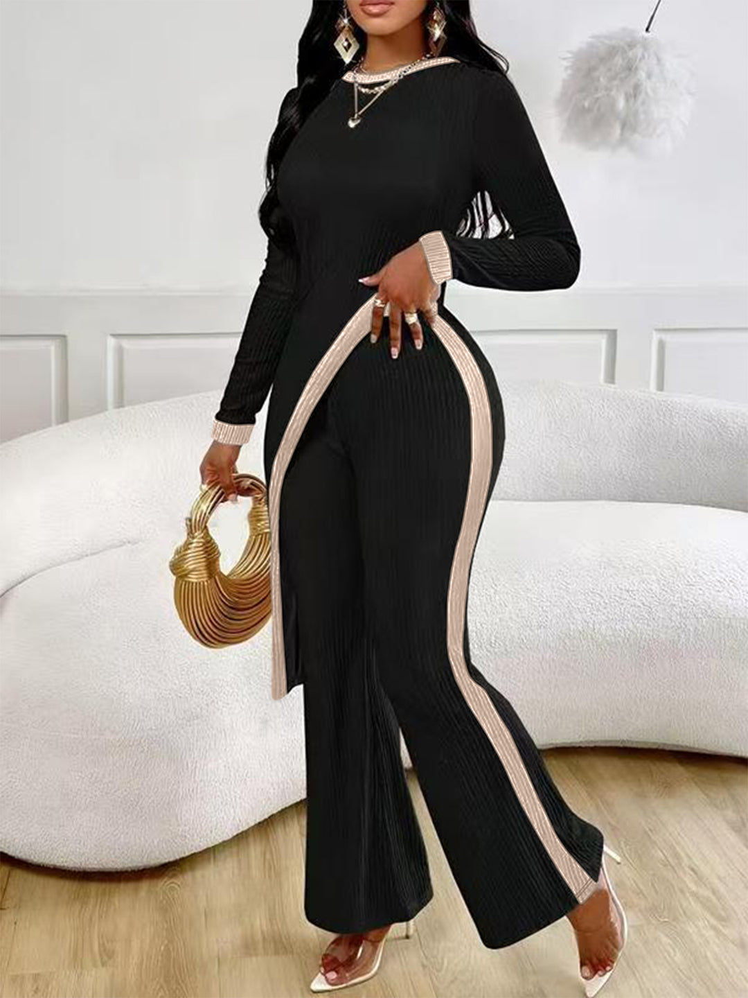 Kvinders stilfulde jumpsuit med asymmetrisk design og kontrasterende piping Stilla