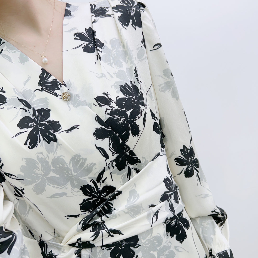 Dame omslagkjole med elegant blomsterprint og sart V-udskæring Stilla