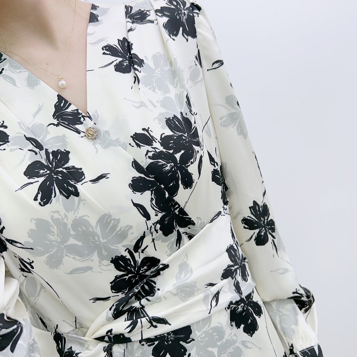 Dame omslagkjole med elegant blomsterprint og sart V-udskæring Stilla