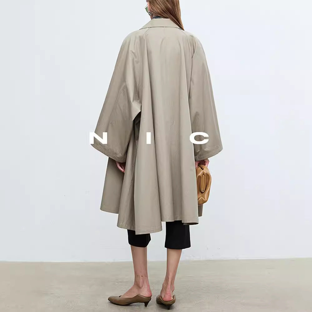 Kvinders afslappede trenchcoat med oversized ærmer og knapdetaljer Stilla