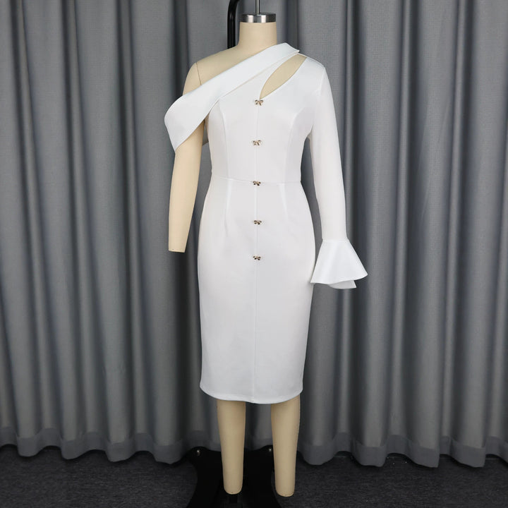 Damer elegant One-Shoulder kjole med dekorative knapdetaljer Skovae