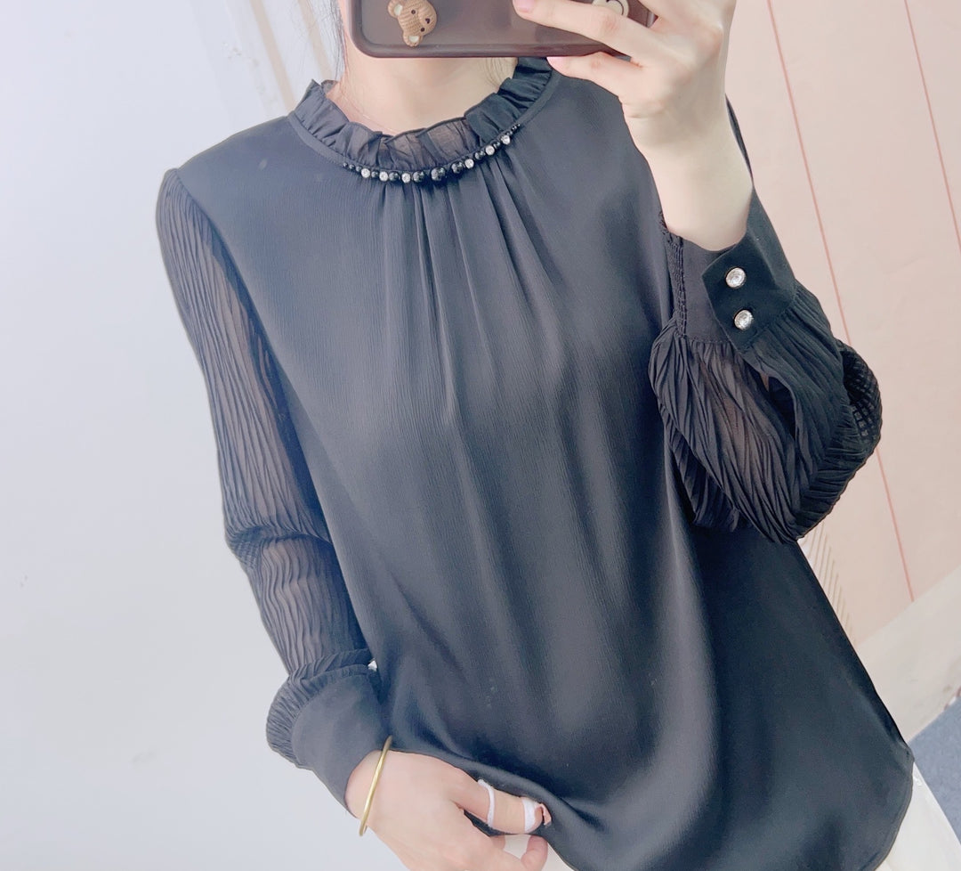 Damebluse med elegante flæsedetaljer og perledekoration Stilla