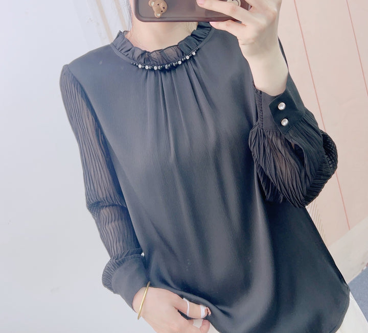 Damebluse med elegante flæsedetaljer og perledekoration Stilla