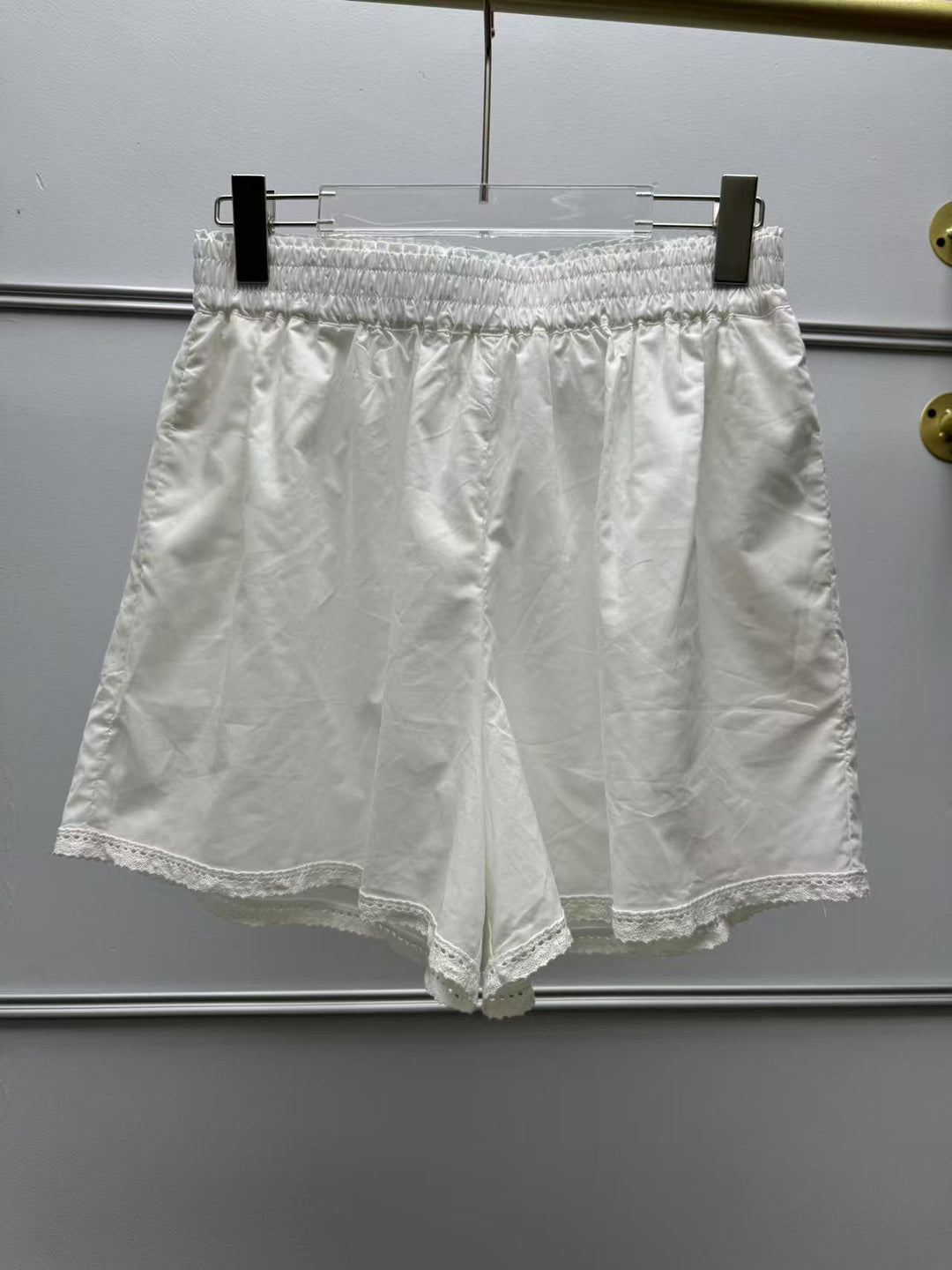Dame elegant bluse med fine broderidetaljer og knaplukning Stilla