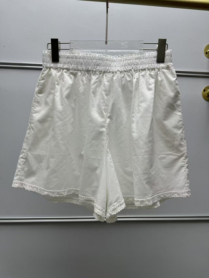 Dame elegant bluse med fine broderidetaljer og knaplukning Stilla