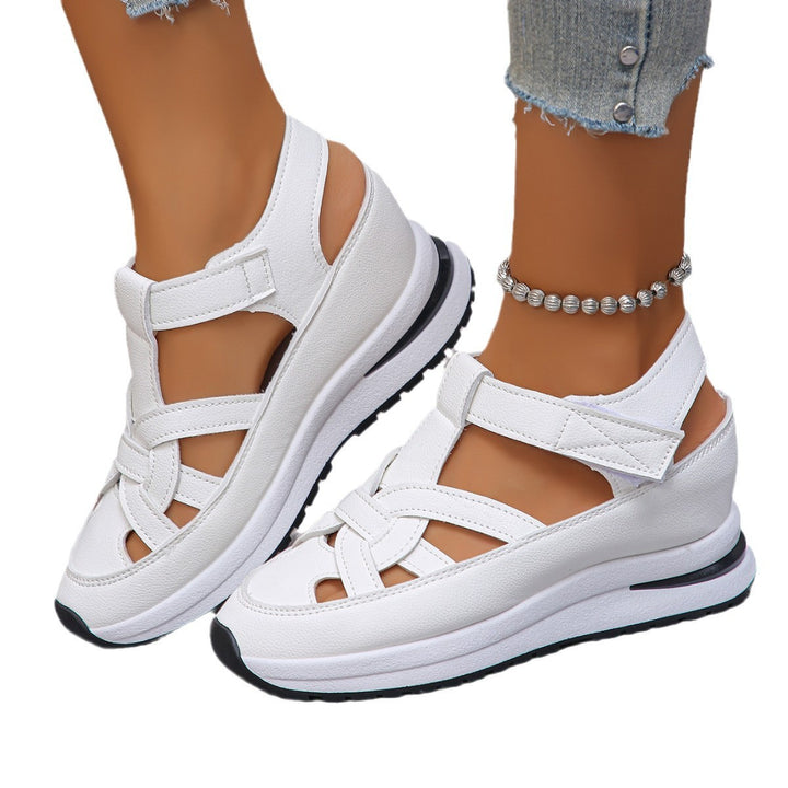 Dame nan sporty plateau-sandalette med flettet remdesign, justerbar velcro lukning og polstret komfortsål Skovae
