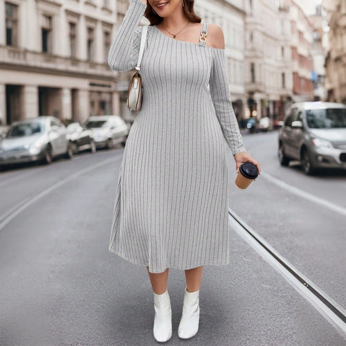 Dame off-shoulder strik kjole med elegant ribstruktur og asymmetrisk kant Stilla