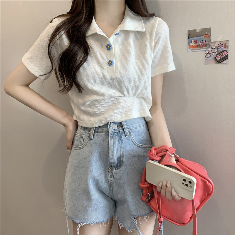 Femme Crop-Polo-Tee med blomsterknapdetalje Stilla
