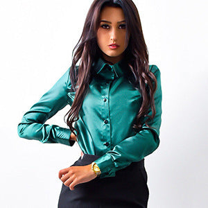 Dame elegant satinbluse med klassisk krave og knapdetaljer Stilla