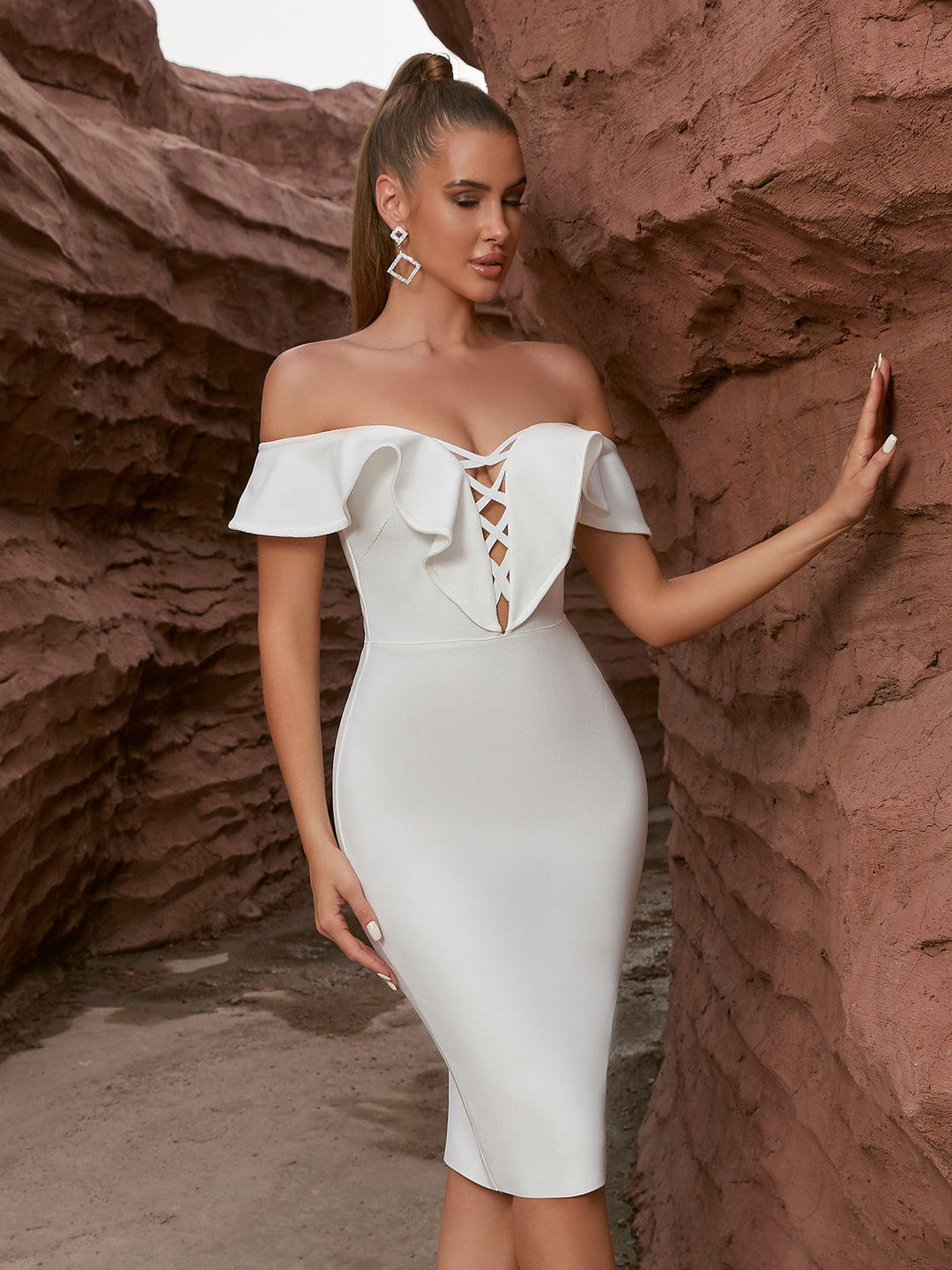 Damer Stribekjole med off-shoulder design og flæsedetalje Stilla