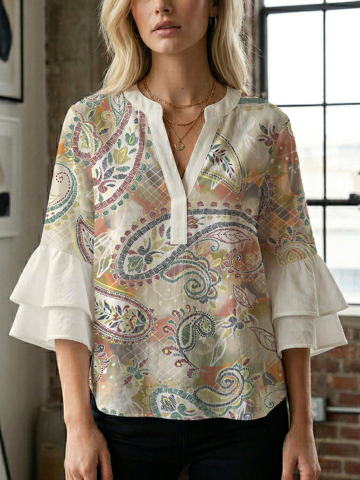 Dame bluse med voluminøse blondererm og kreativt floraldesign Skovae