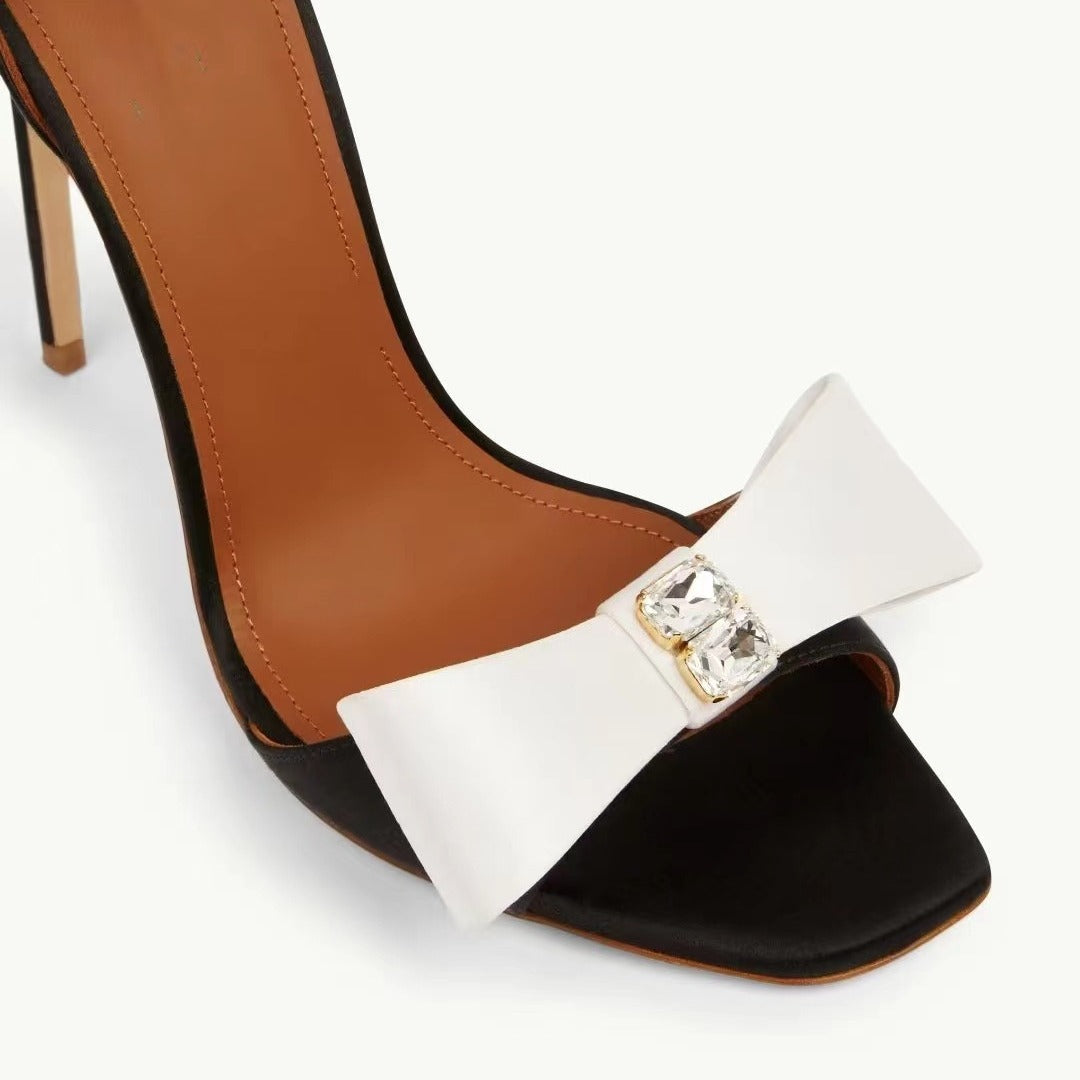 Dame elegante stiletto-hæle med sløjfe og rem-detalje Stilla