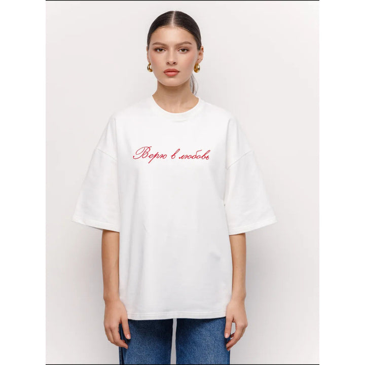 Dame T-shirt med romantisk skrift og afslappet pasform Stilla