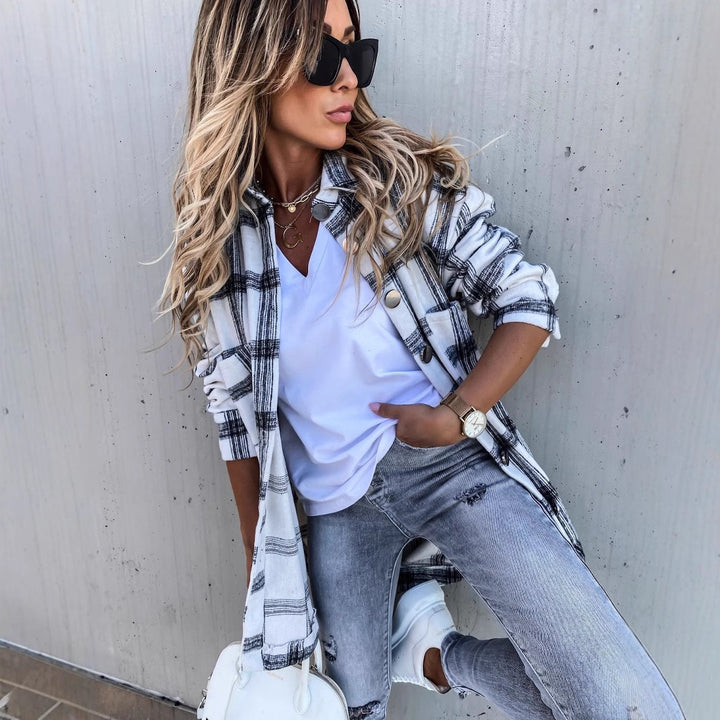 Dame afslappet ternet bluse i oversized snit med knapdetaljer Stilla