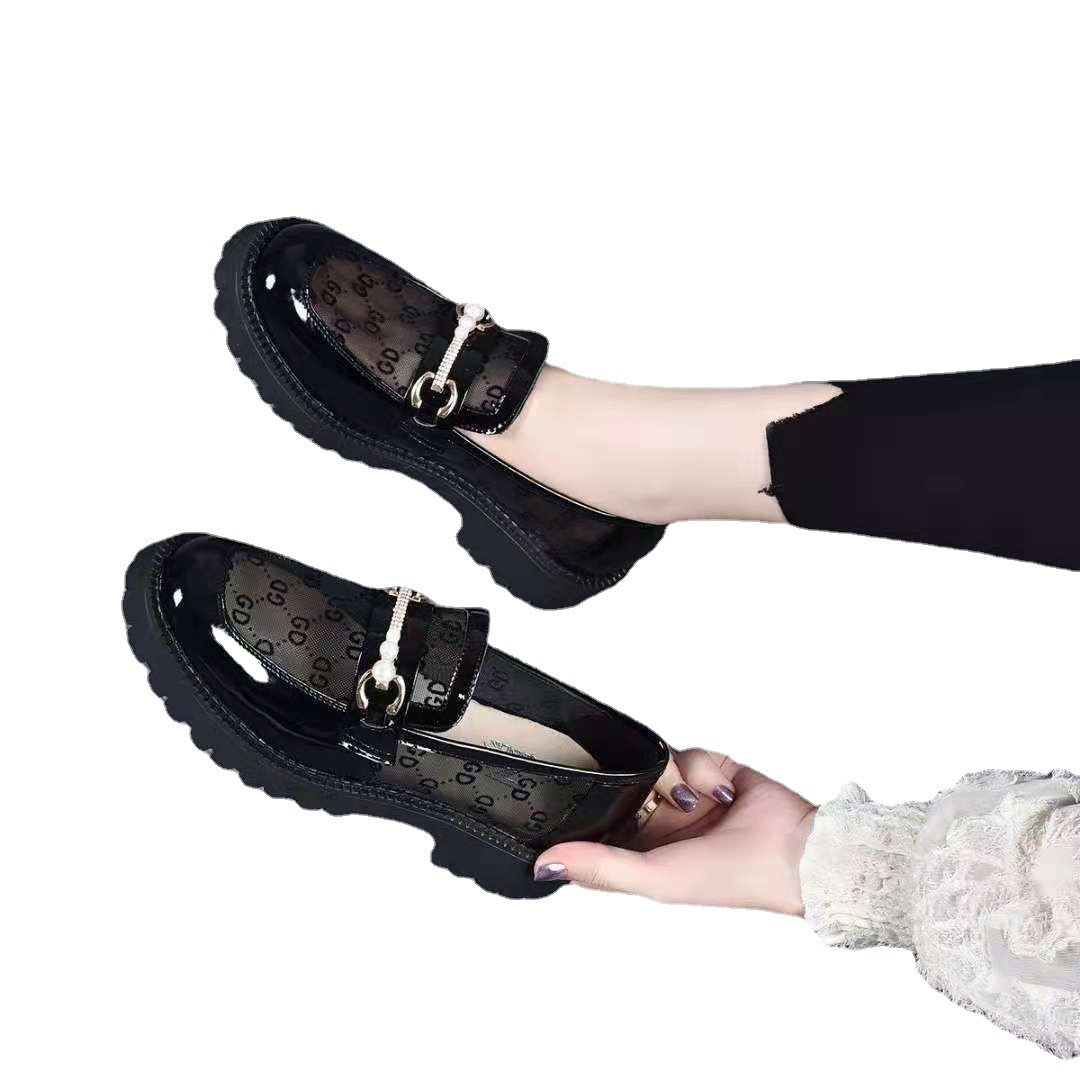 Dame modische lak-sandaletter med transparent overdel og elegant smykke detalje Stilla