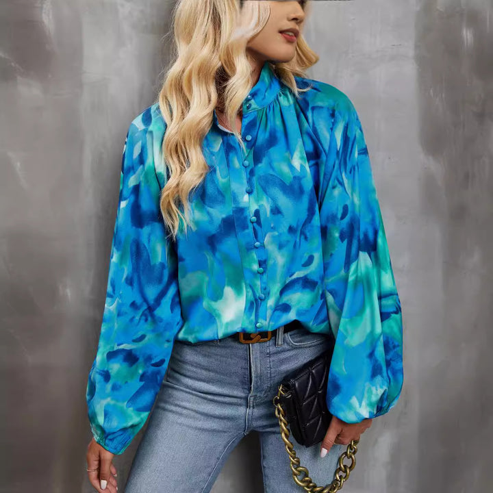 Damebluse med farverig blomsterprint og sløjfekrave Stilla