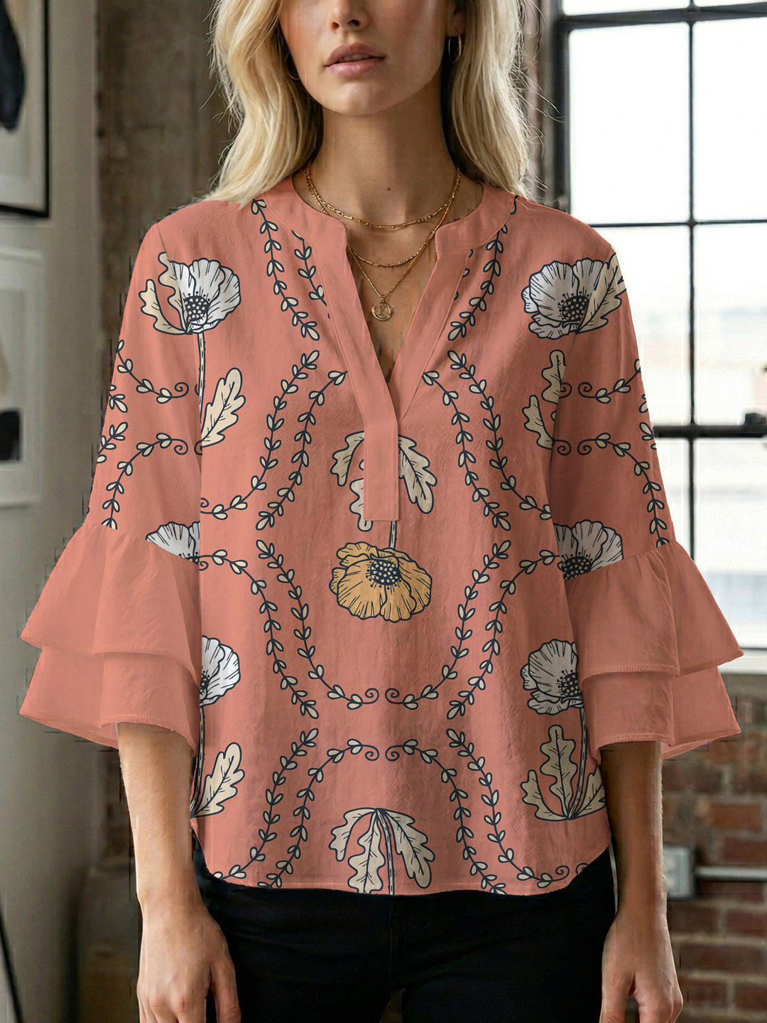Dame bluse med voluminøse blondererm og kreativt floraldesign Skovae