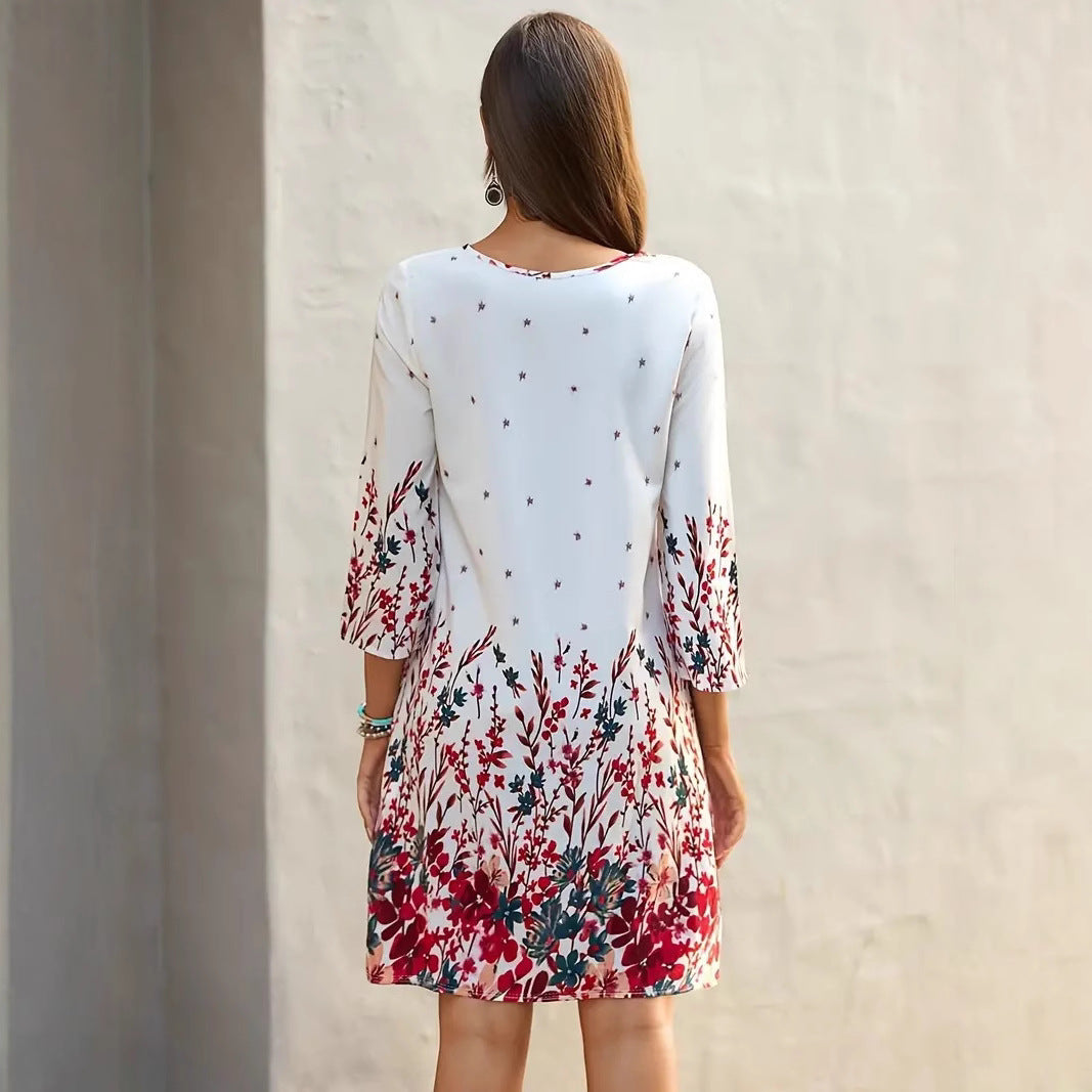 Dame fritidskjole med smart V-hals og floral print Stilla