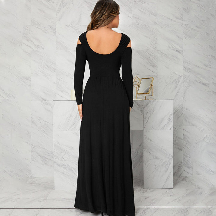 Kvindernes maxikjole med off-the-shoulder detaljer og elegant slids Stilla