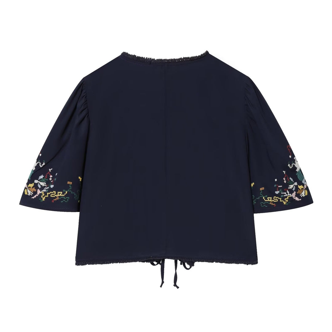 Dame kort bluse med plads til elegante bind Skovae