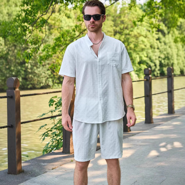 Herrer moderigtigt kortærmet skjorte og shorts-sæt med struktureret stof og elegant stående krave Stilla