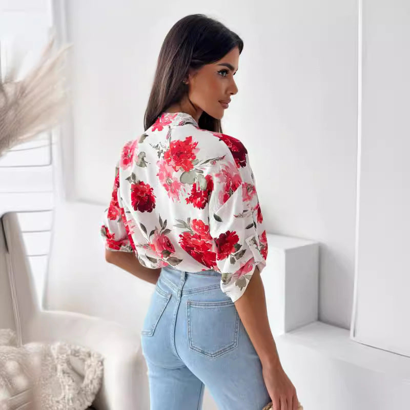 Damebluse i floral design med dyb V-udskæring og løs pasform Stilla