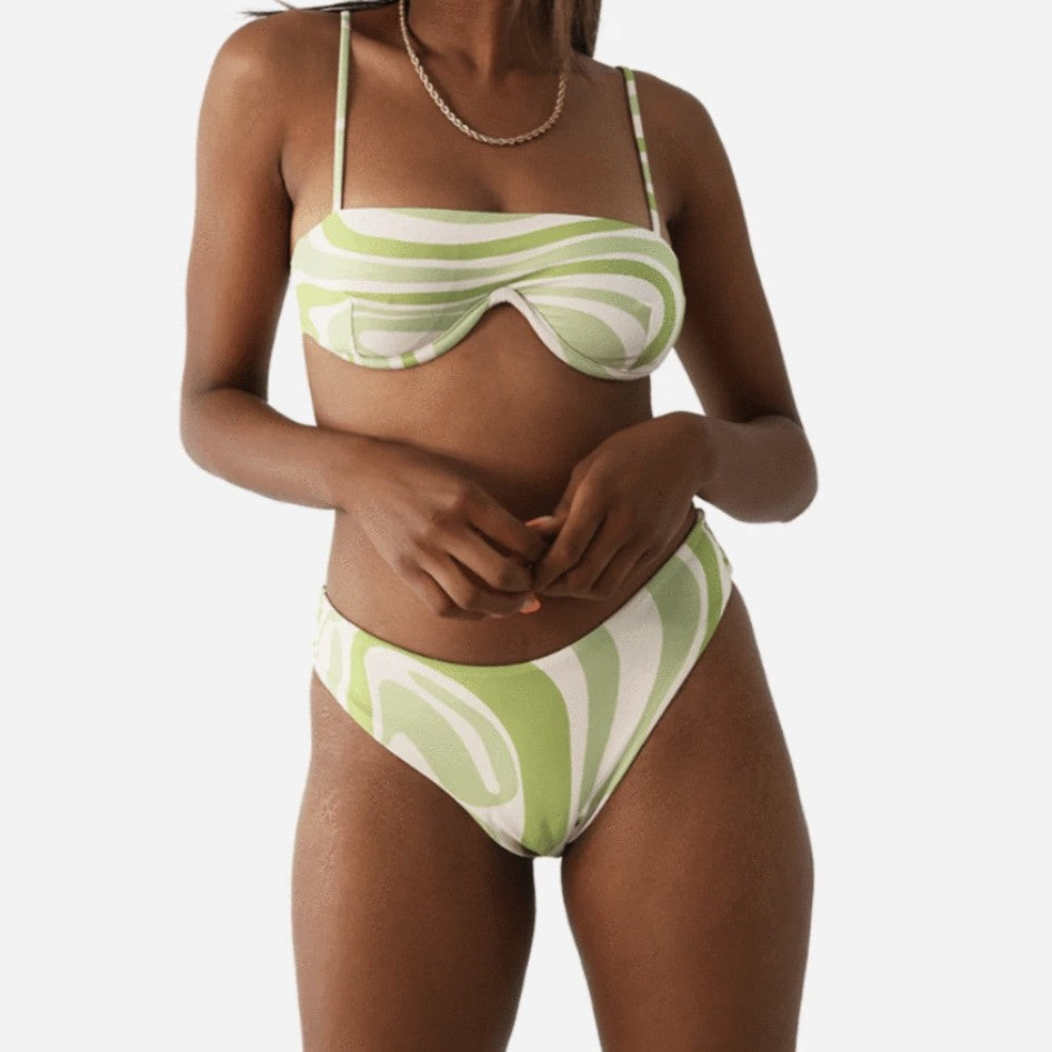 Damebikini med moderne blomsterdesign og asymmetrisk top Stilla