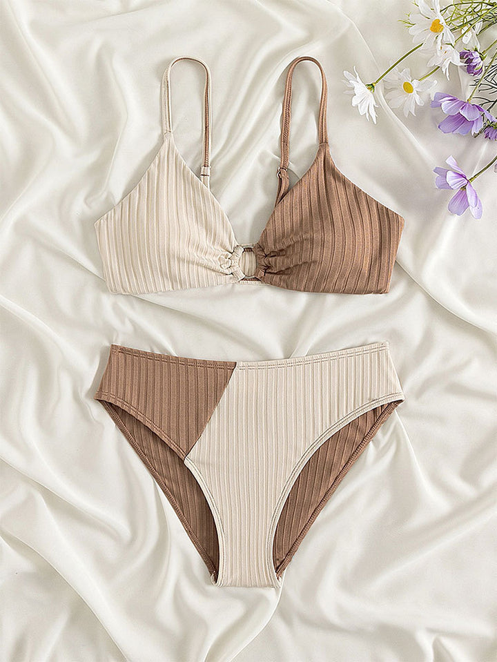 Dame bikini-sæt med moderne rib-design og elegante stropper Stilla
