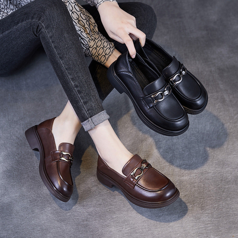 Dame elegante Slippers med dekorativ metalaccent Stilla