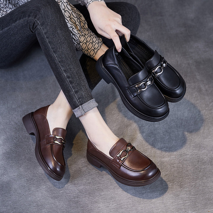 Dame elegante Slippers med dekorativ metalaccent Stilla