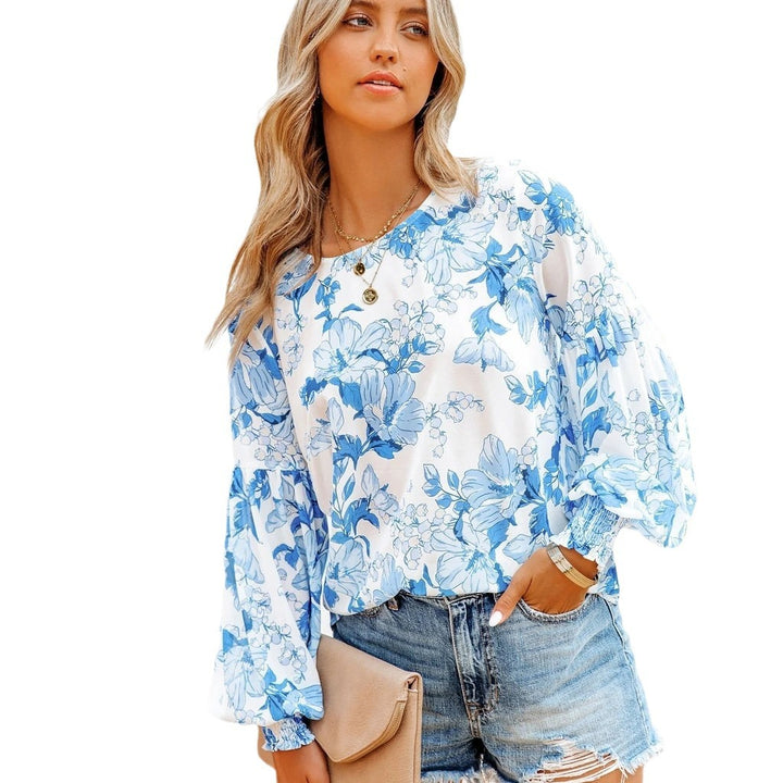Damebluse med voluminøse ærmer og blomstret design Stilla
