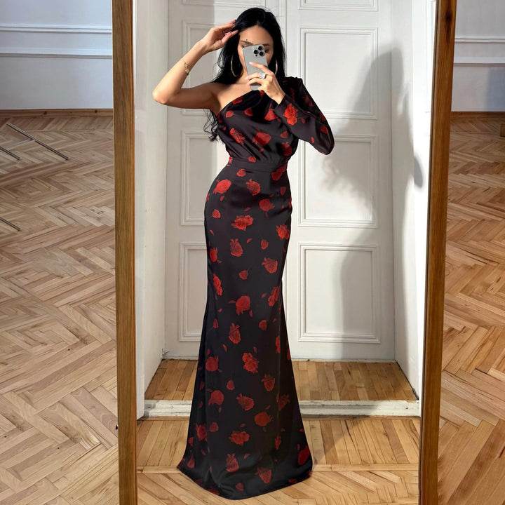 Kvinders maxikjole med asymmetrisk design og elegant blomsterprint