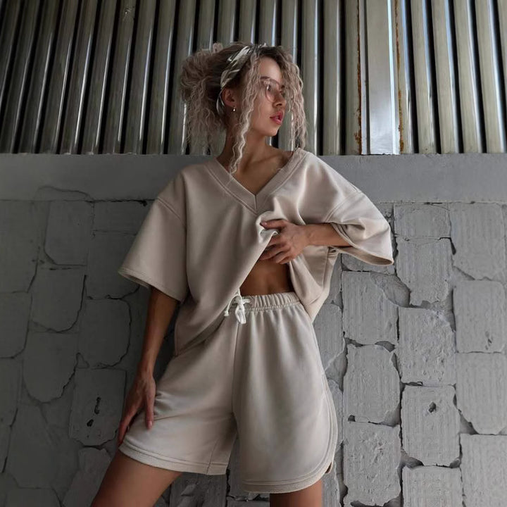 Kvinders afslappede sportsæt med oversized top og komfortable shorts