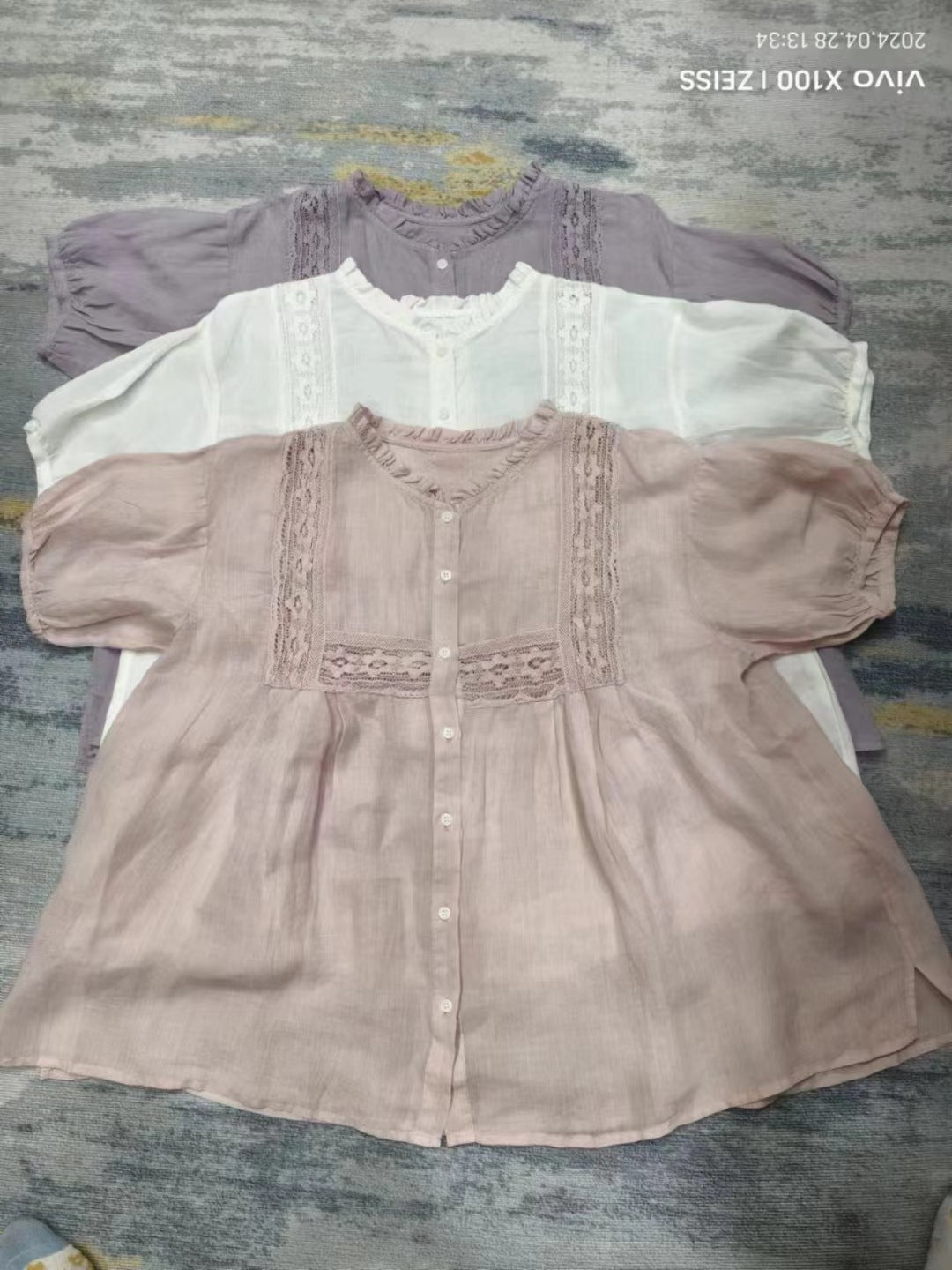 Femme Elegante Knap-Op Bluse med Flæsedetaljer Stilla